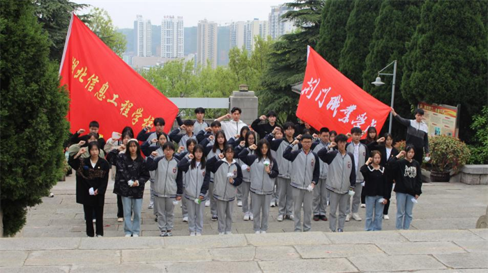 “弘揚(yáng)英烈精神 傳承紅色基因” --荊門職業(yè)學(xué)院烈士陵園掃墓活動