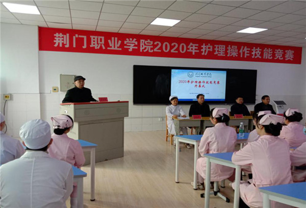 白衣天使 爭奇斗艷 ---2019級護理學(xué)子涌躍參加校級護理操作技能競賽
