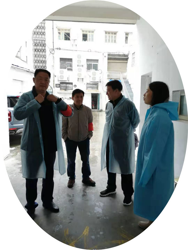 校領(lǐng)導(dǎo)陳宏程詩權(quán)冒雨到北門軍馬場(chǎng)兩社區(qū)調(diào)研