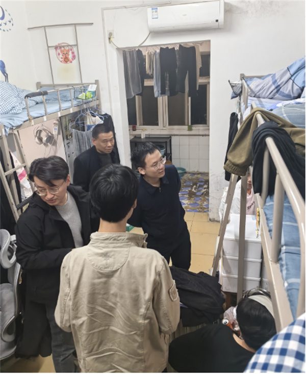 筑牢校園安全線，關(guān)懷入寢潤心田——荊門職業(yè)學(xué)院開展宿舍安全專項檢查活動