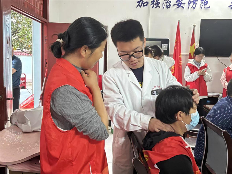 “醫(yī)”心為民送健康，志愿溫情暖人心