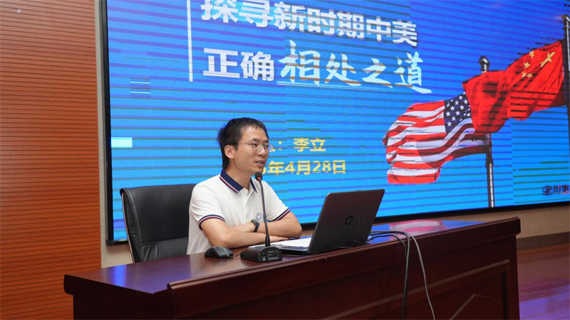 荊門職業(yè)學(xué)院院長李立為學(xué)生講授“形勢與政策”課